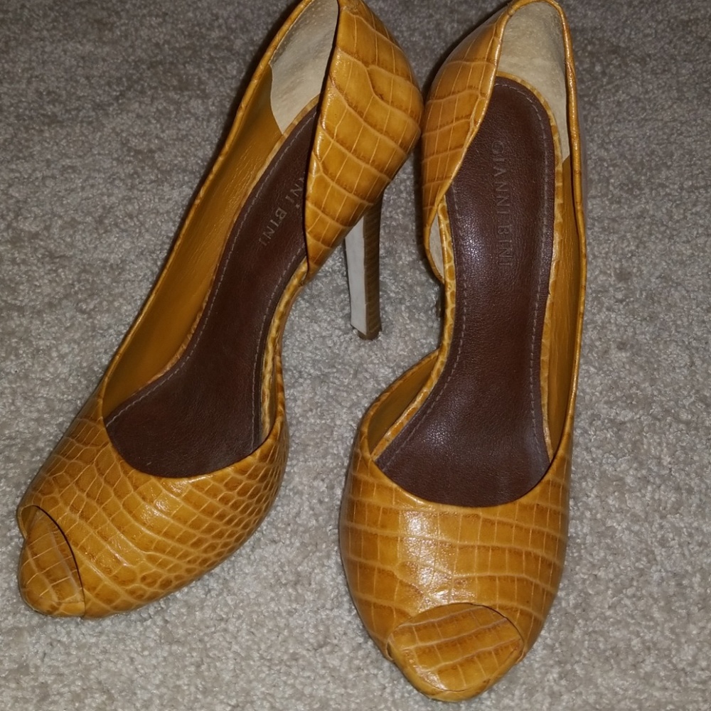 Gianni Bini Golden Tan Pump
